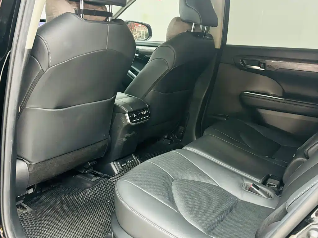 Toyota Highlander — фото 10