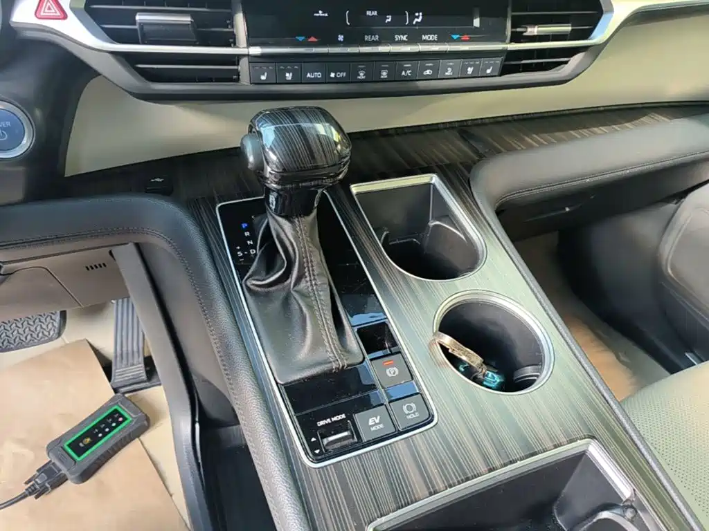 Toyota Granvia — фото 14