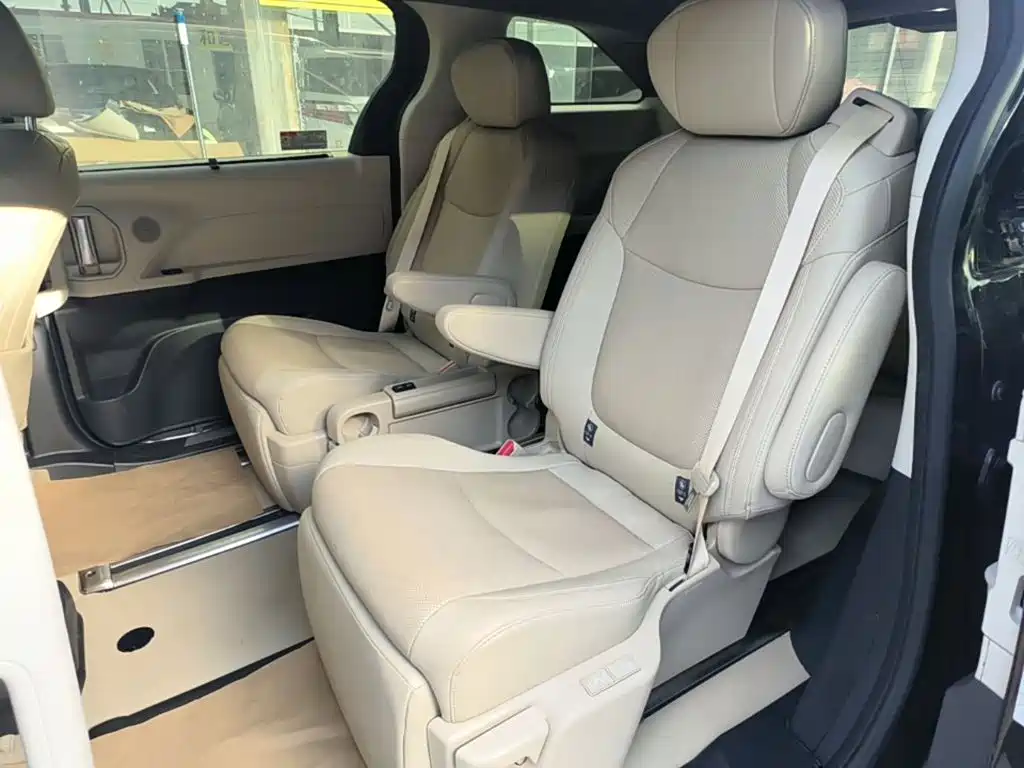 Toyota Granvia — фото 17