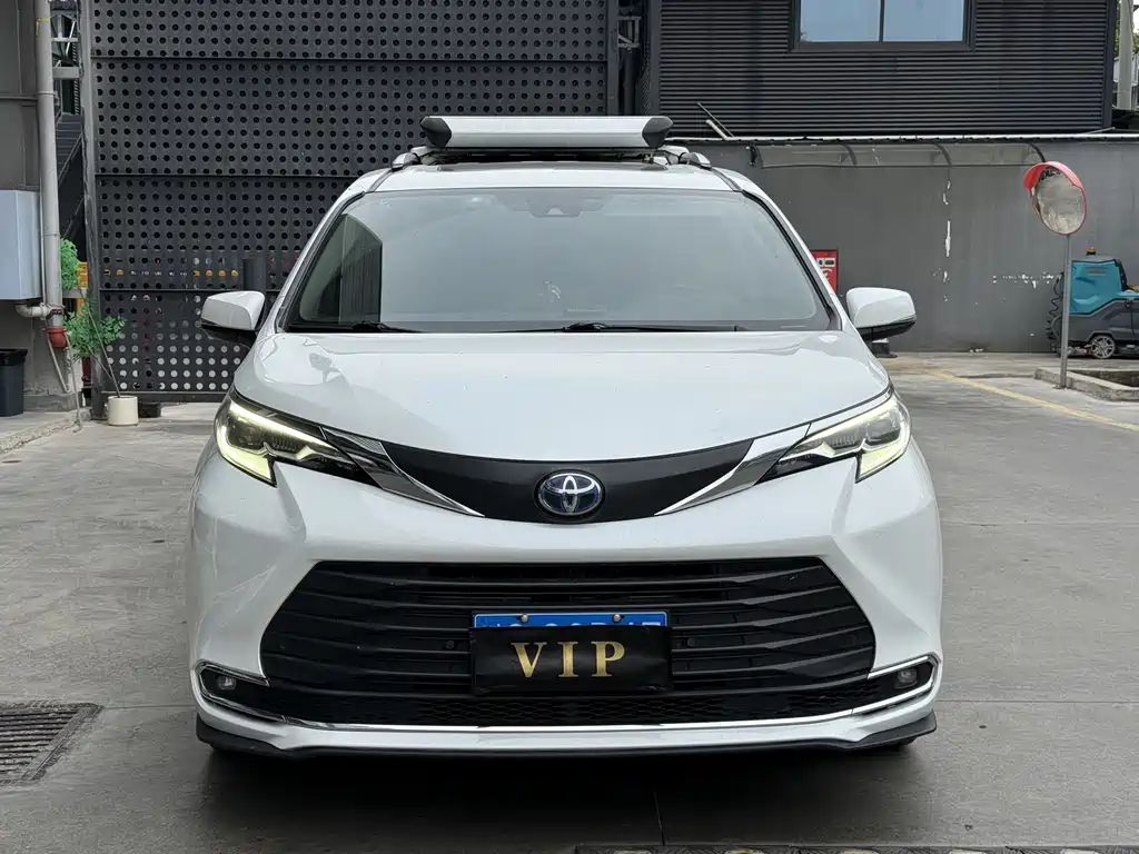 Toyota Sienna — фото 2