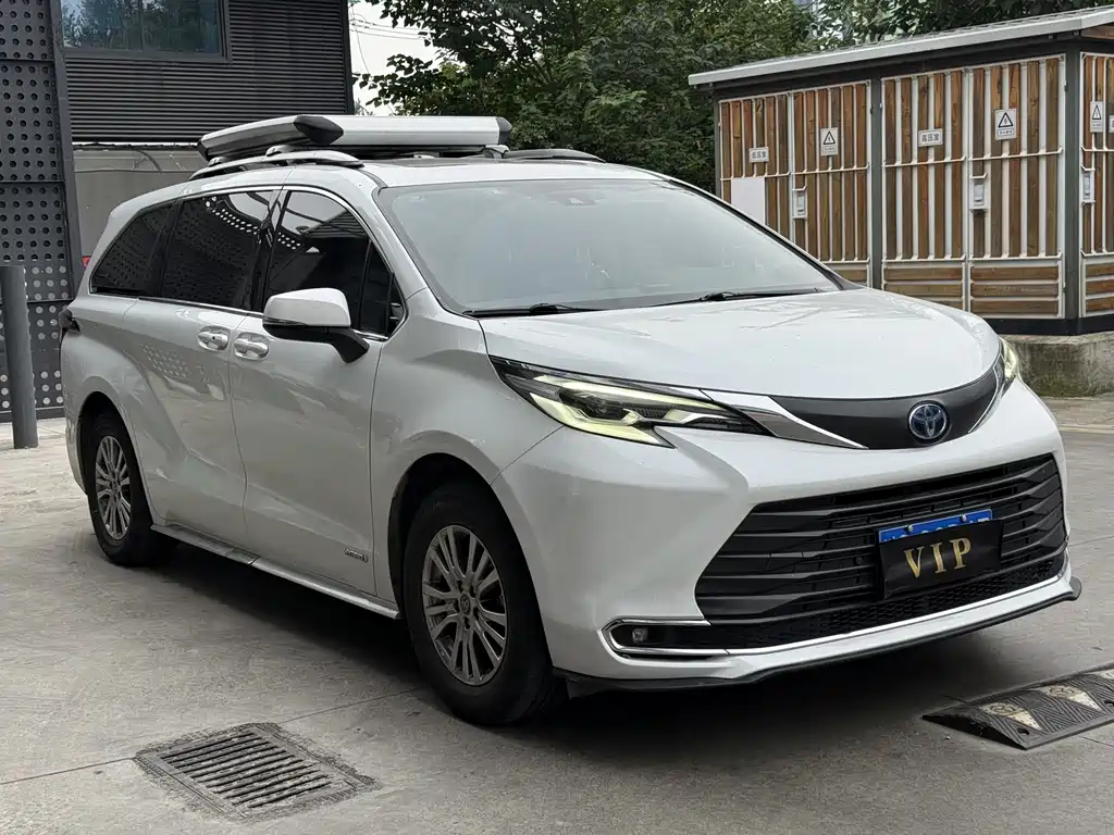 Toyota Sienna — фото 3