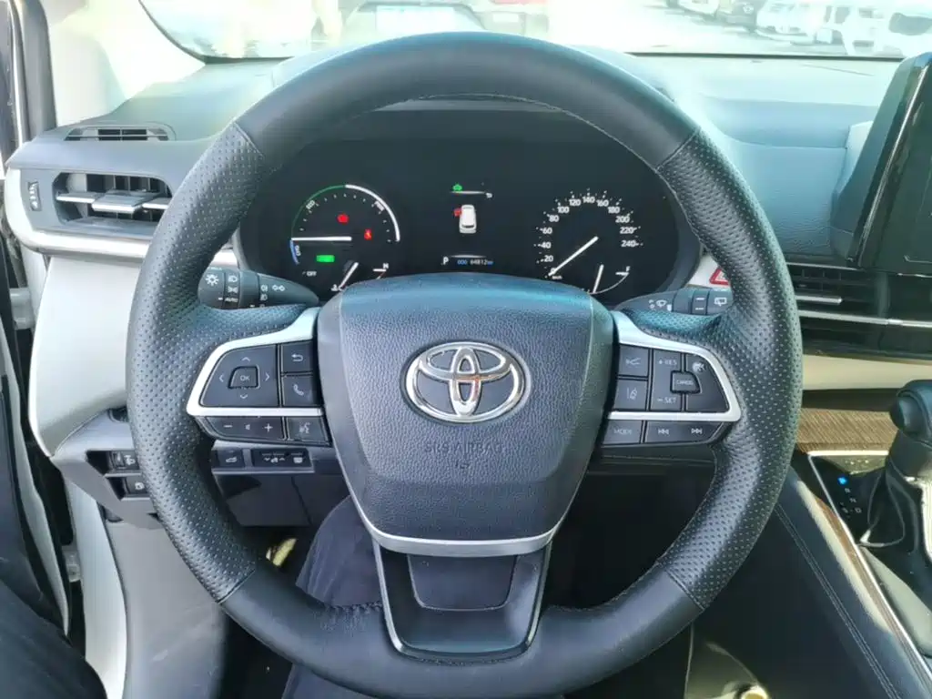 Toyota Sienna — фото 11