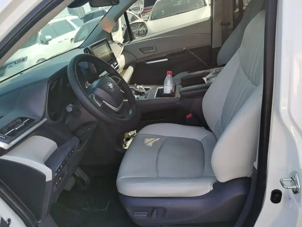 Toyota Sienna — фото 15