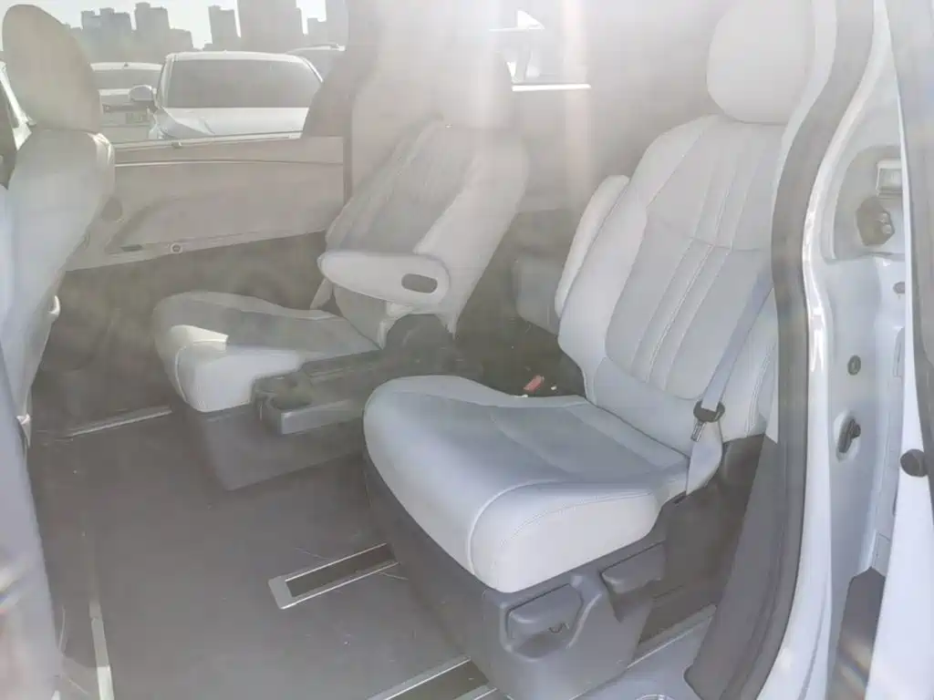 Toyota Sienna — фото 17