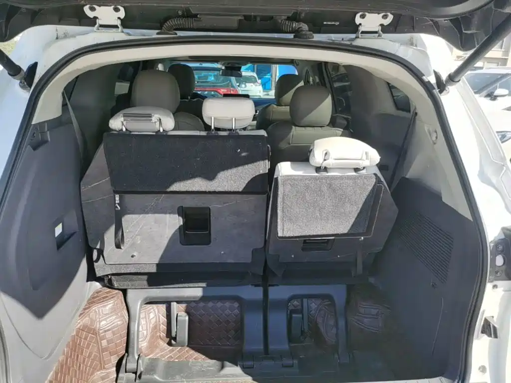 Toyota Sienna — фото 19