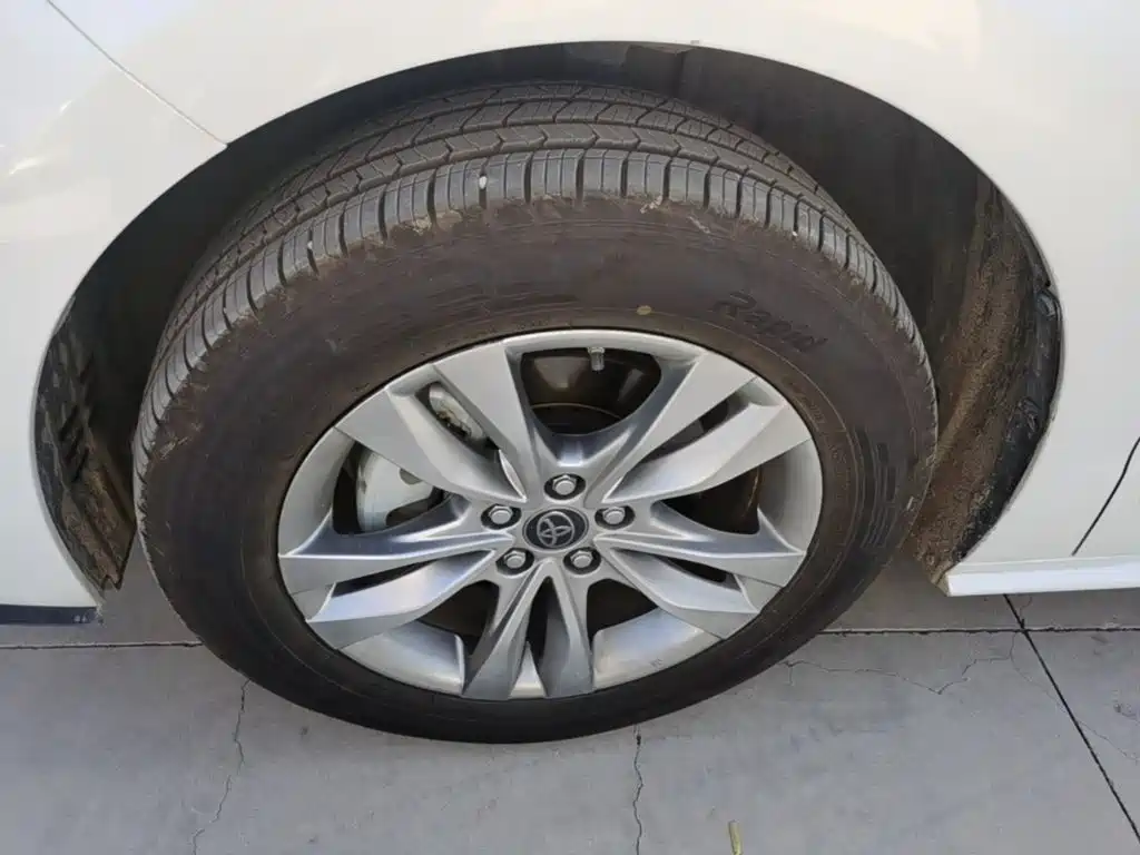 Toyota Sienna — фото 23