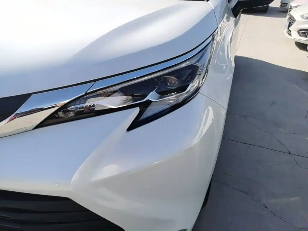 Toyota Sienna — фото 24