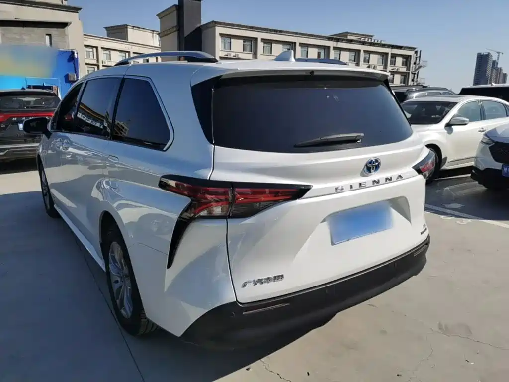 Toyota Sienna — фото 5