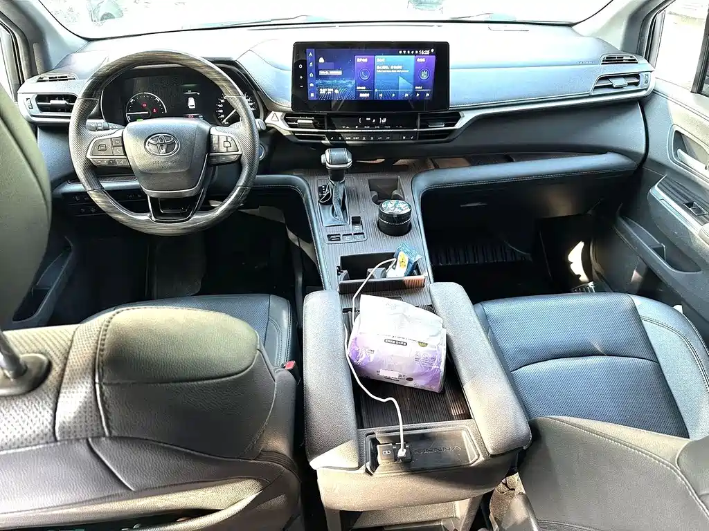 Toyota Sienna — фото 4