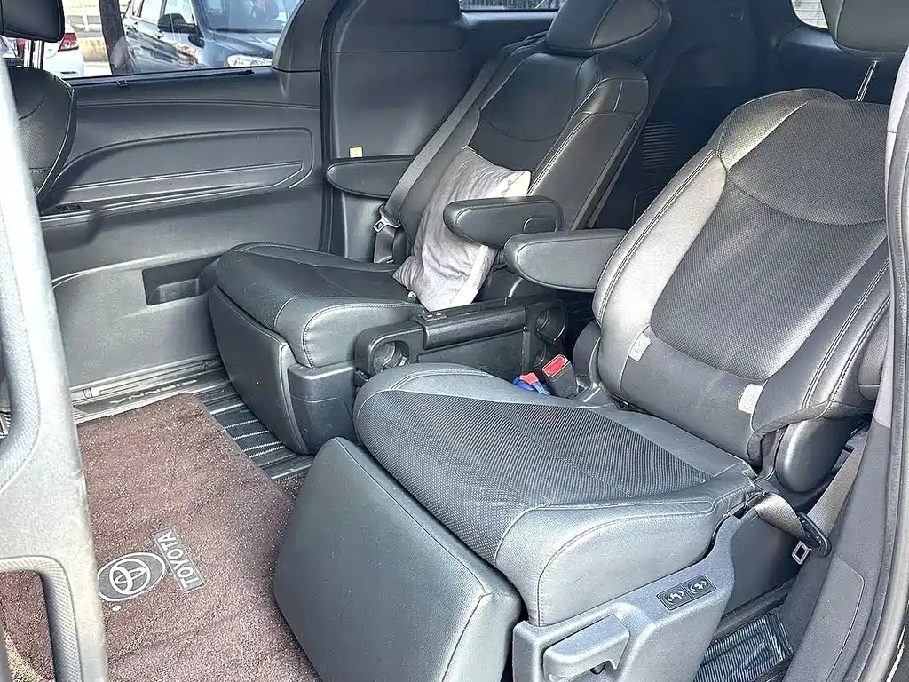 Toyota Sienna — фото 5