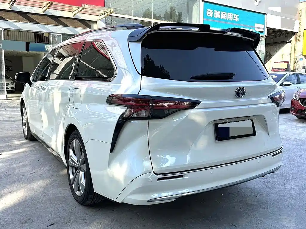 Toyota Sienna — фото 8