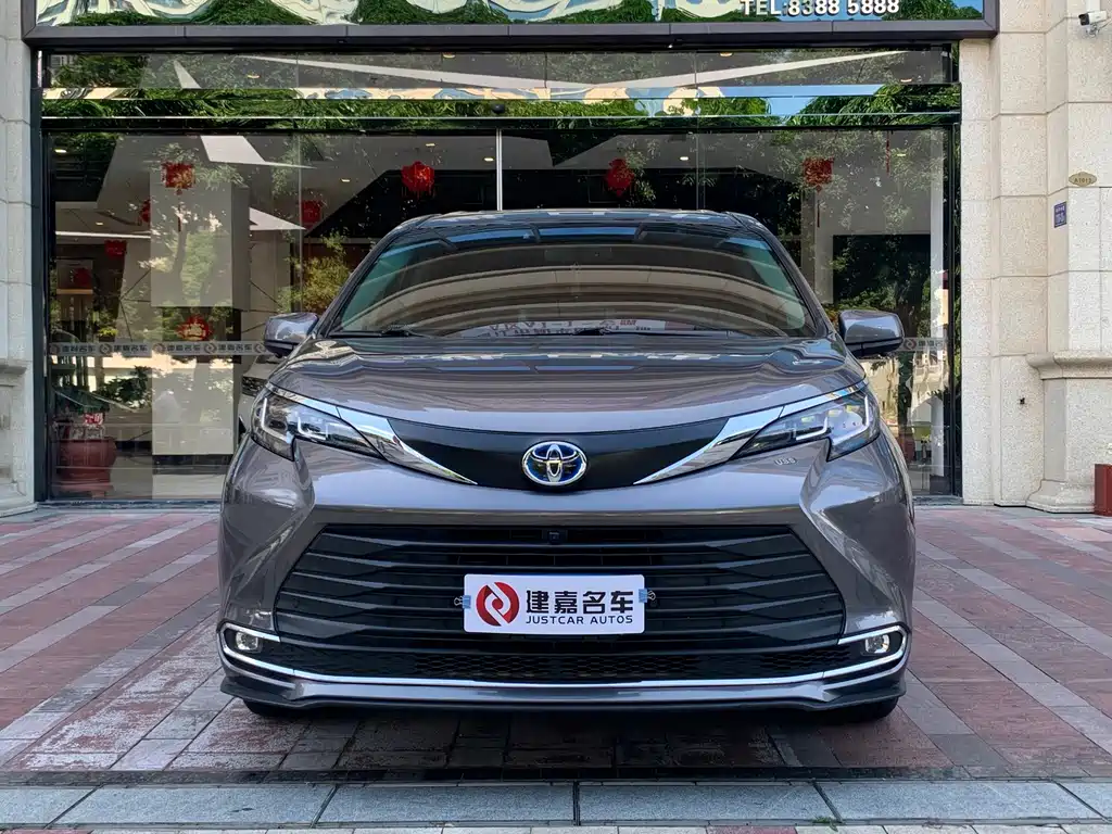 Toyota Sienna — фото 2