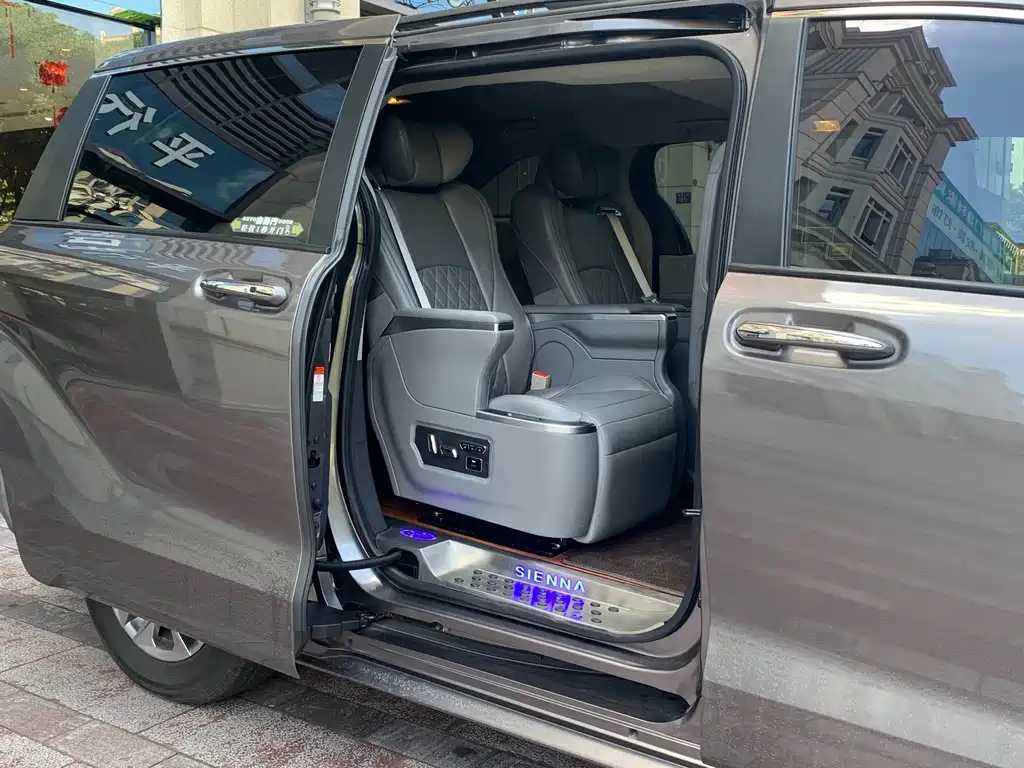Toyota Sienna — фото 11