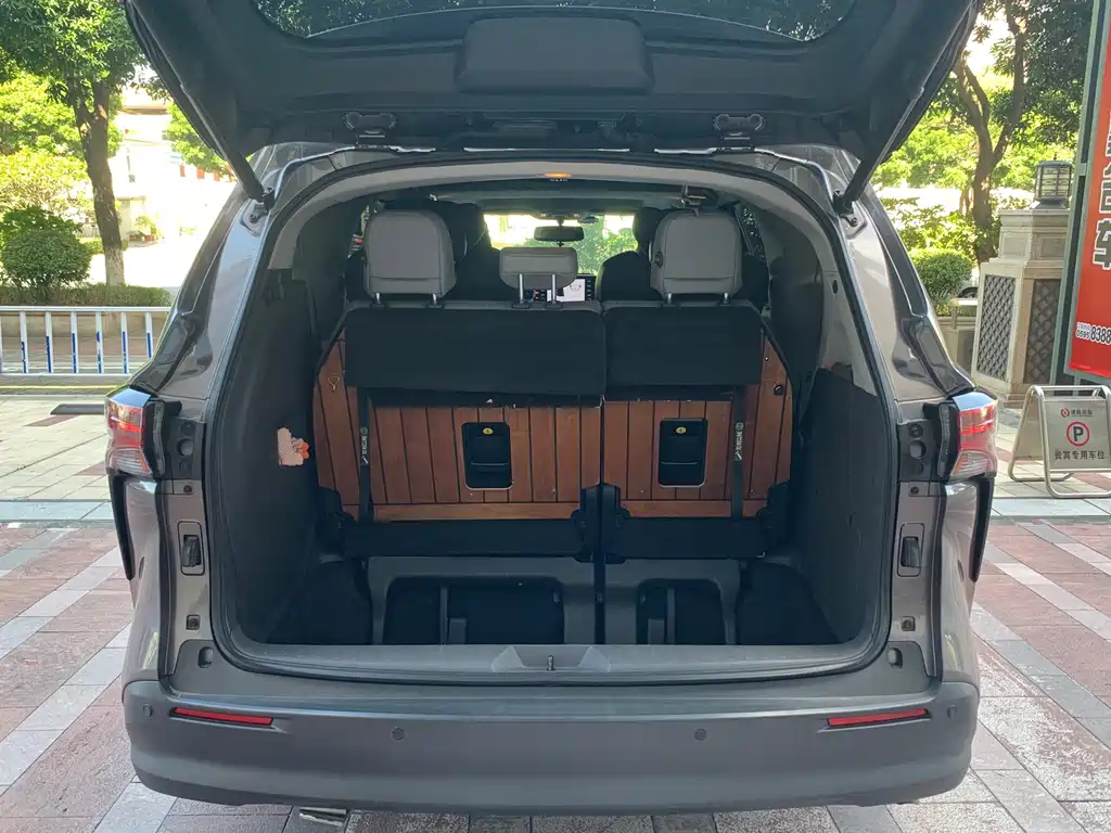 Toyota Sienna — фото 13