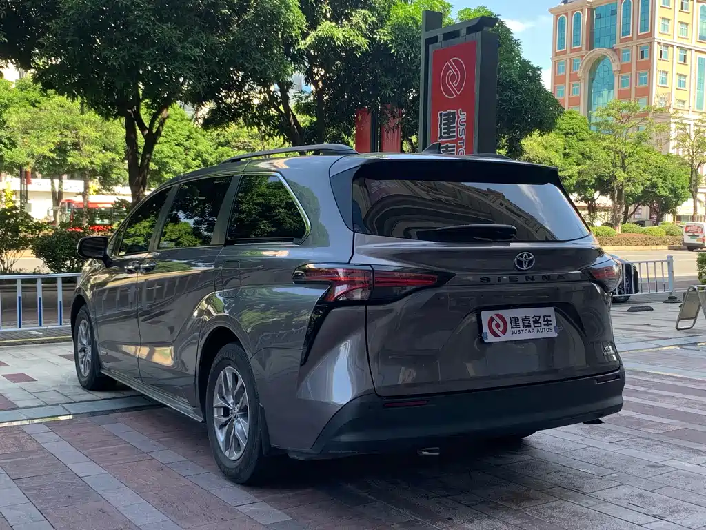 Toyota Sienna — фото 4