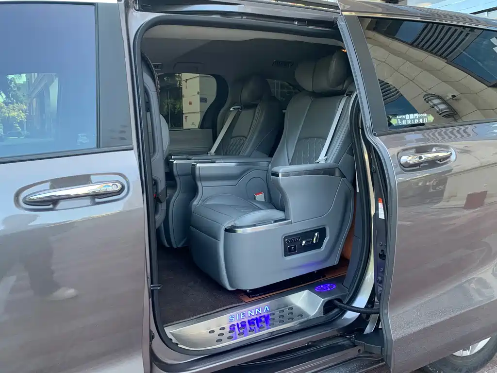 Toyota Sienna — фото 9