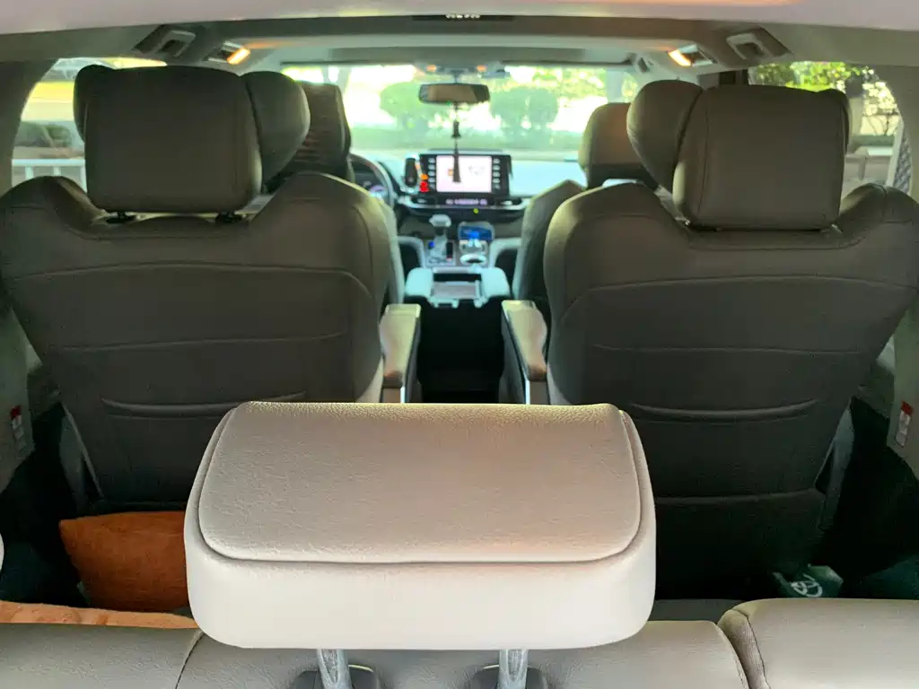 Toyota Sienna — фото 10