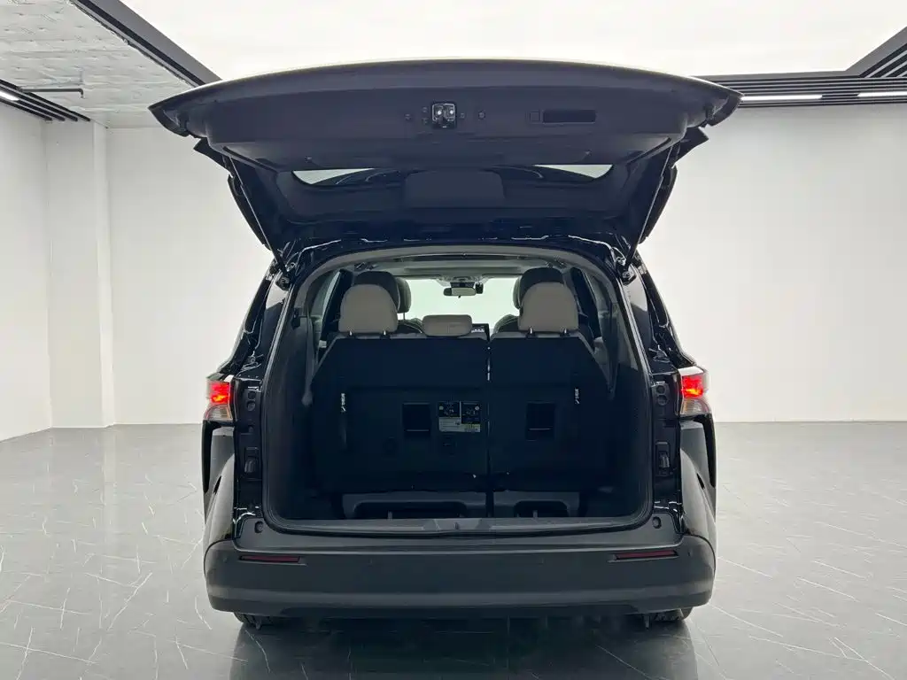 Toyota Sienna — фото 11