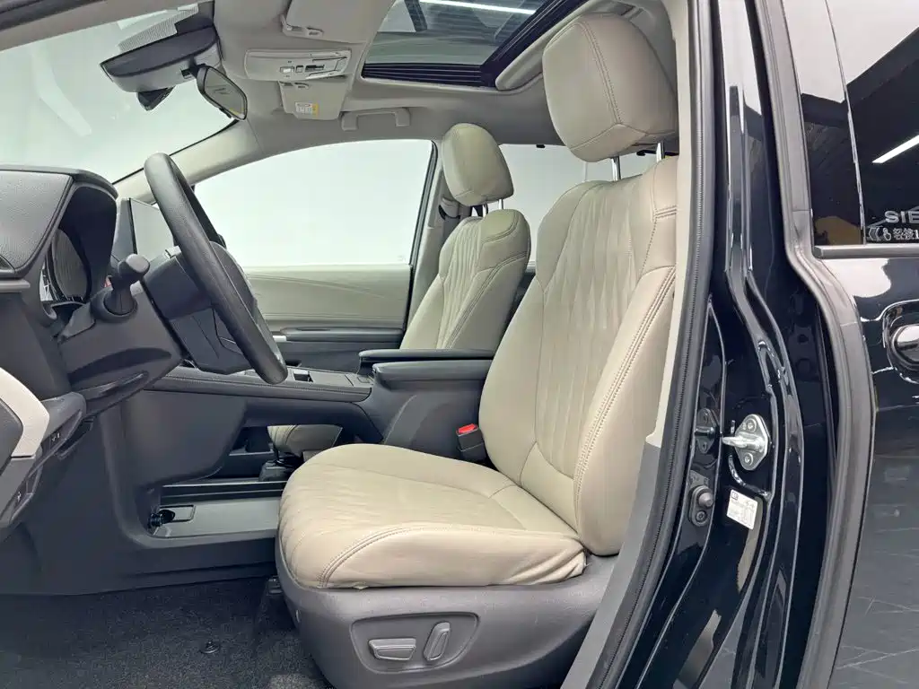 Toyota Sienna — фото 14
