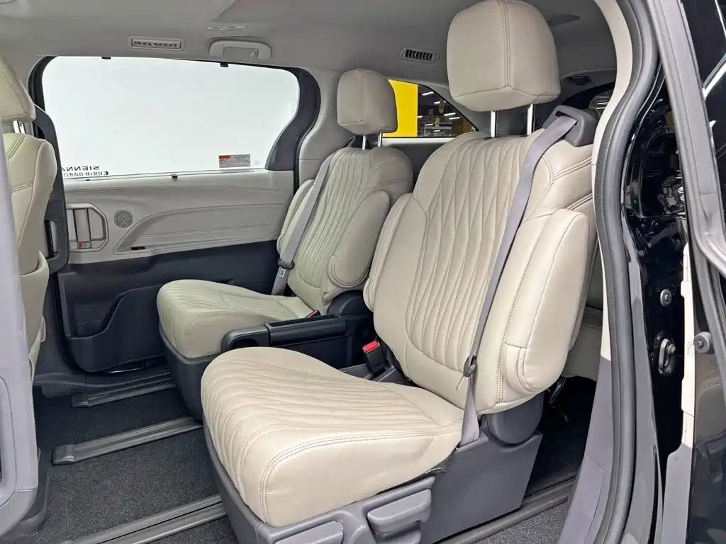 Toyota Sienna — фото 15