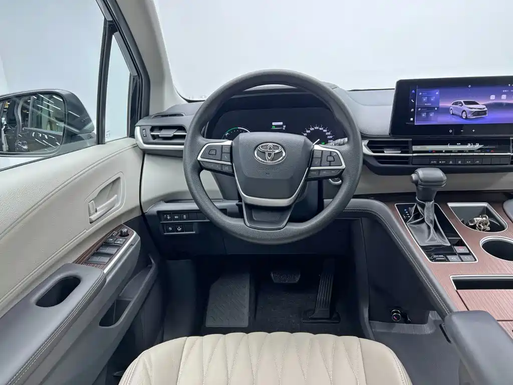Toyota Sienna — фото 18