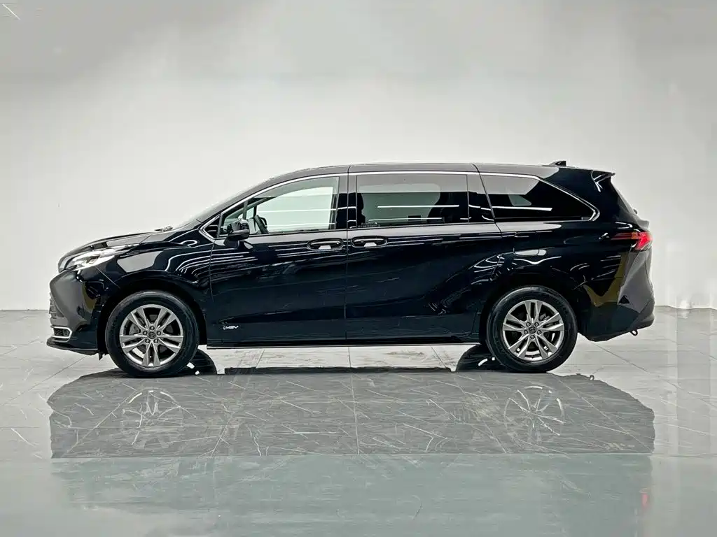 Toyota Sienna — фото 3
