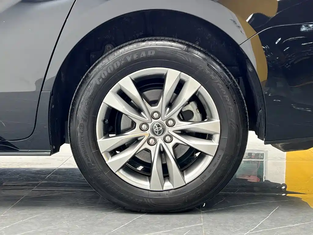 Toyota Sienna — фото 23