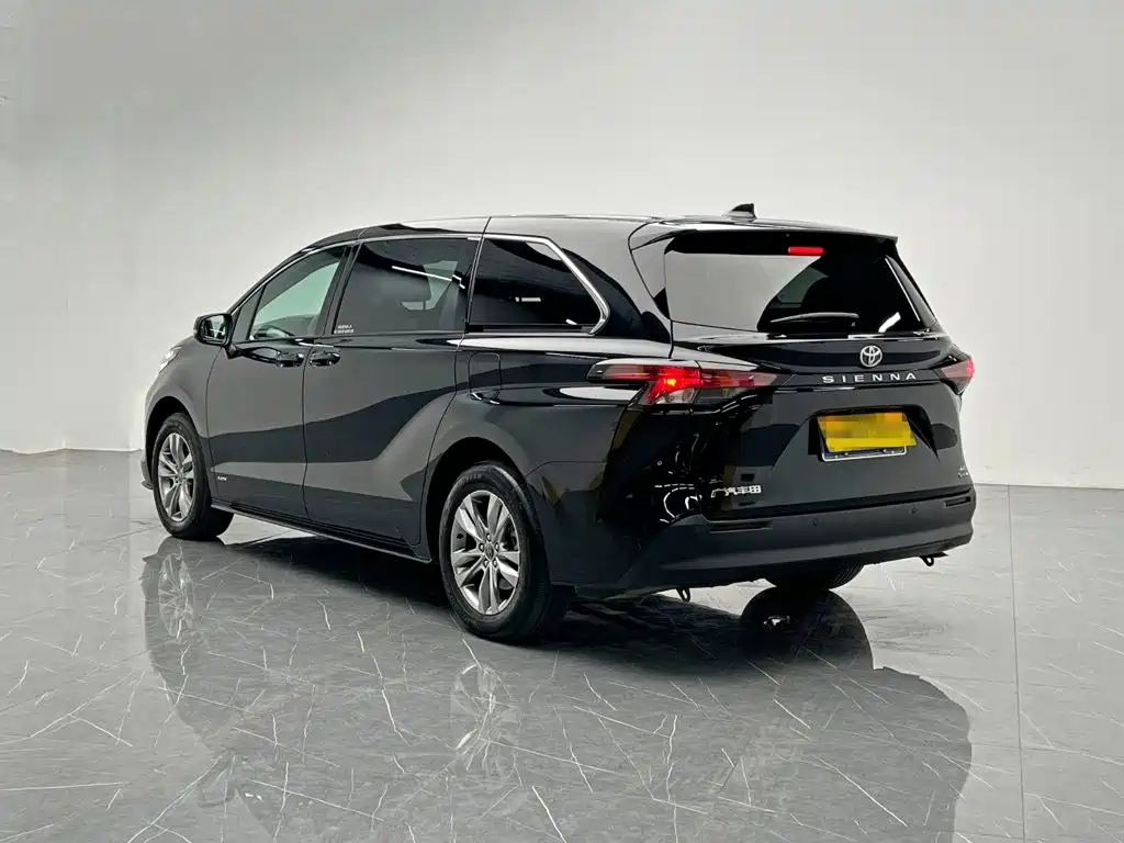 Toyota Sienna — фото 4