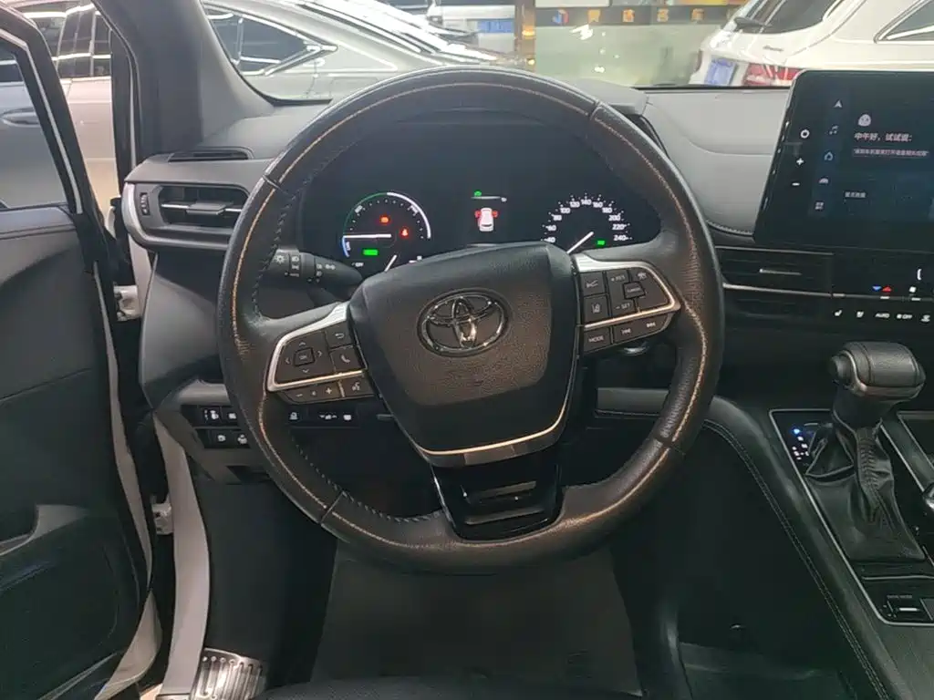 Toyota Sienna — фото 11