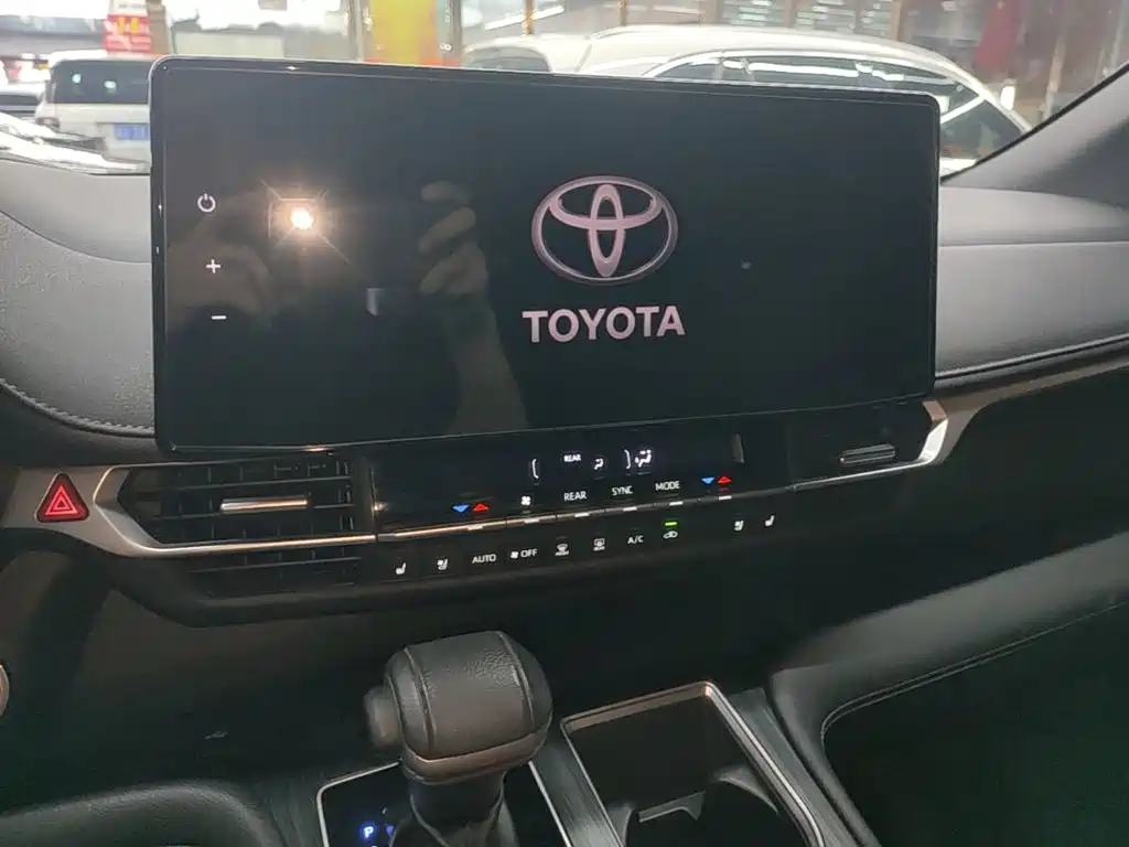 Toyota Sienna — фото 13