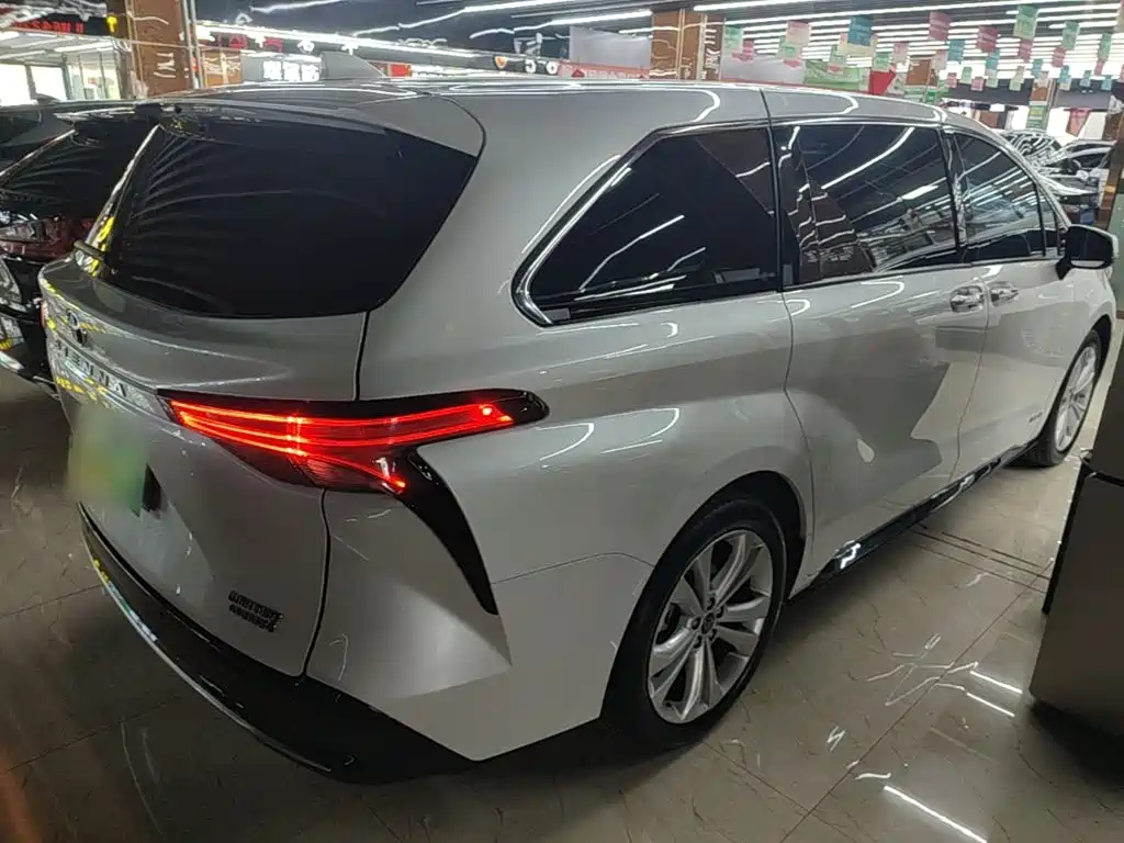Toyota Sienna — фото 7