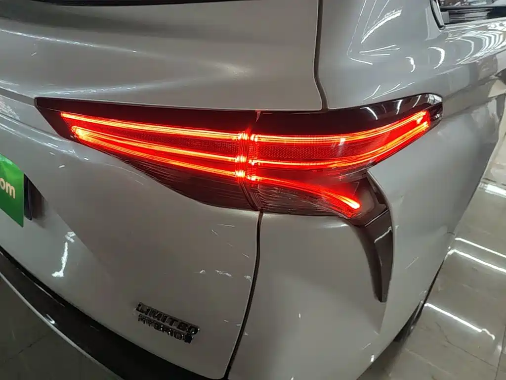 Toyota Sienna — фото 8