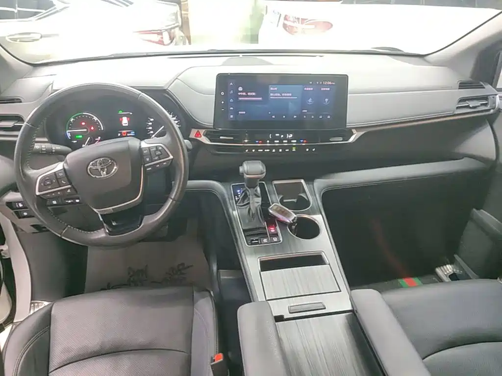 Toyota Sienna — фото 10