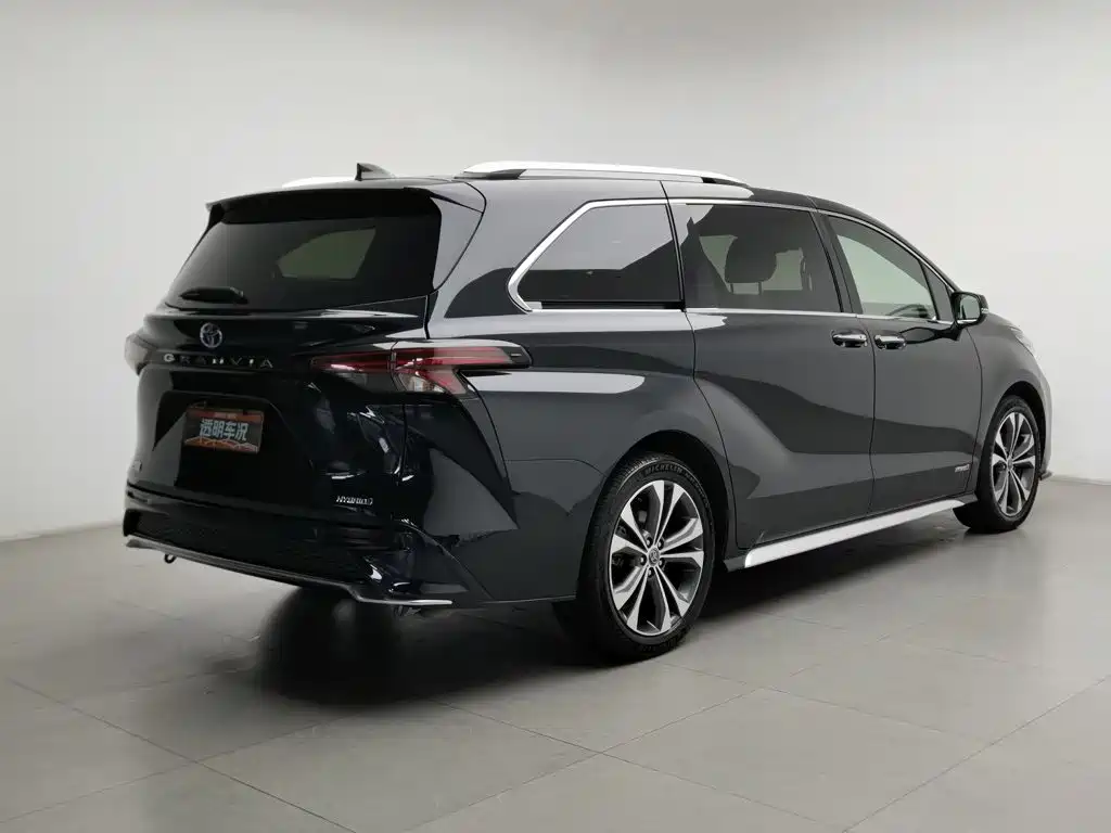 Toyota Granvia — фото 2