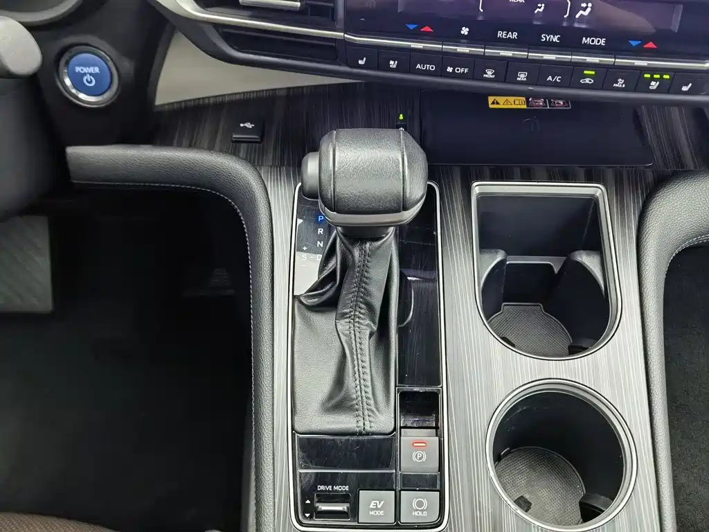 Toyota Granvia — фото 13