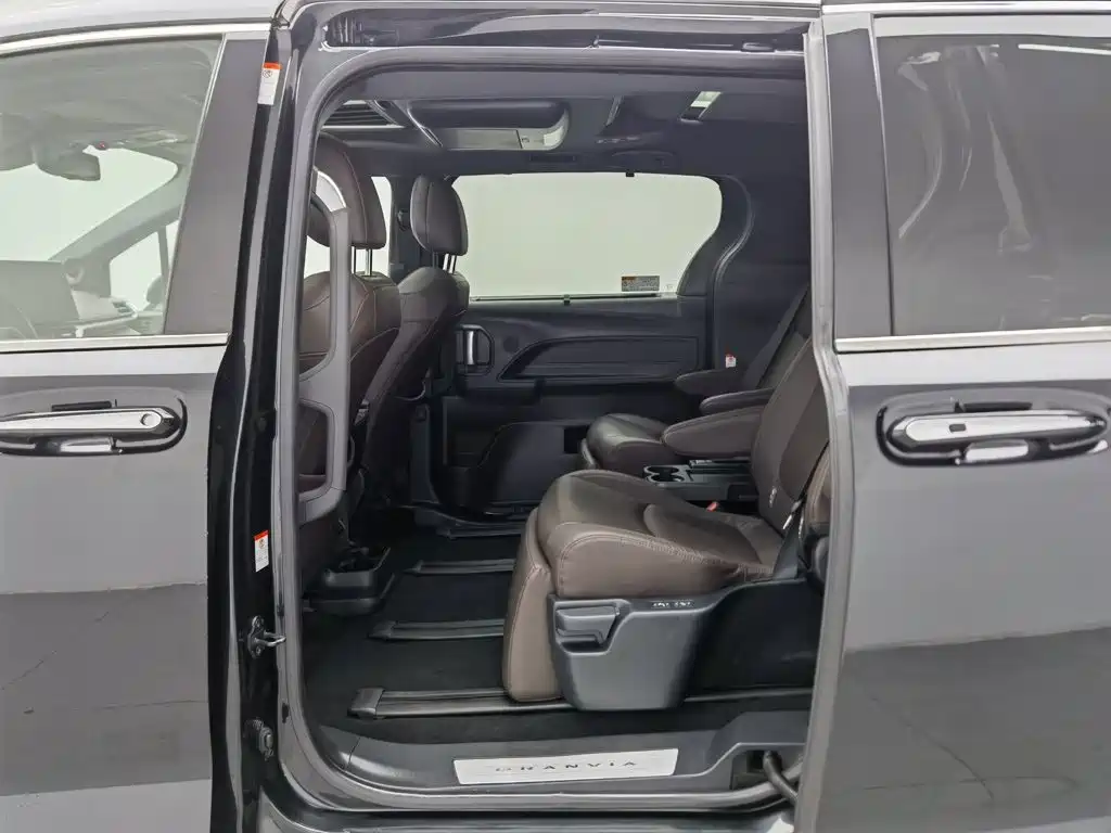 Toyota Granvia — фото 15