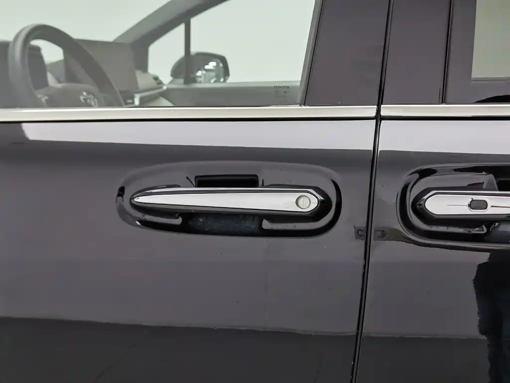 Toyota Granvia — фото 18