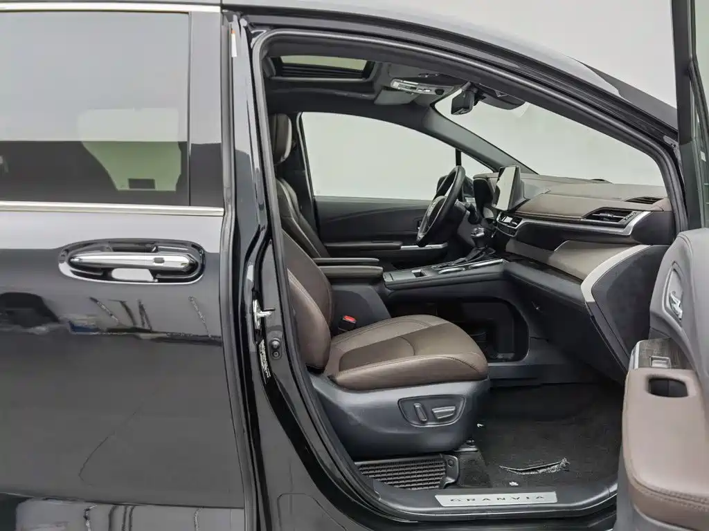 Toyota Granvia — фото 23
