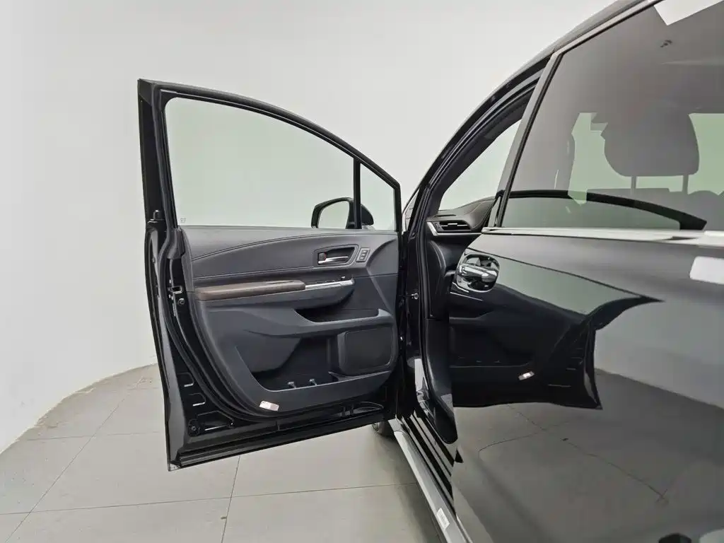Toyota Granvia — фото 8