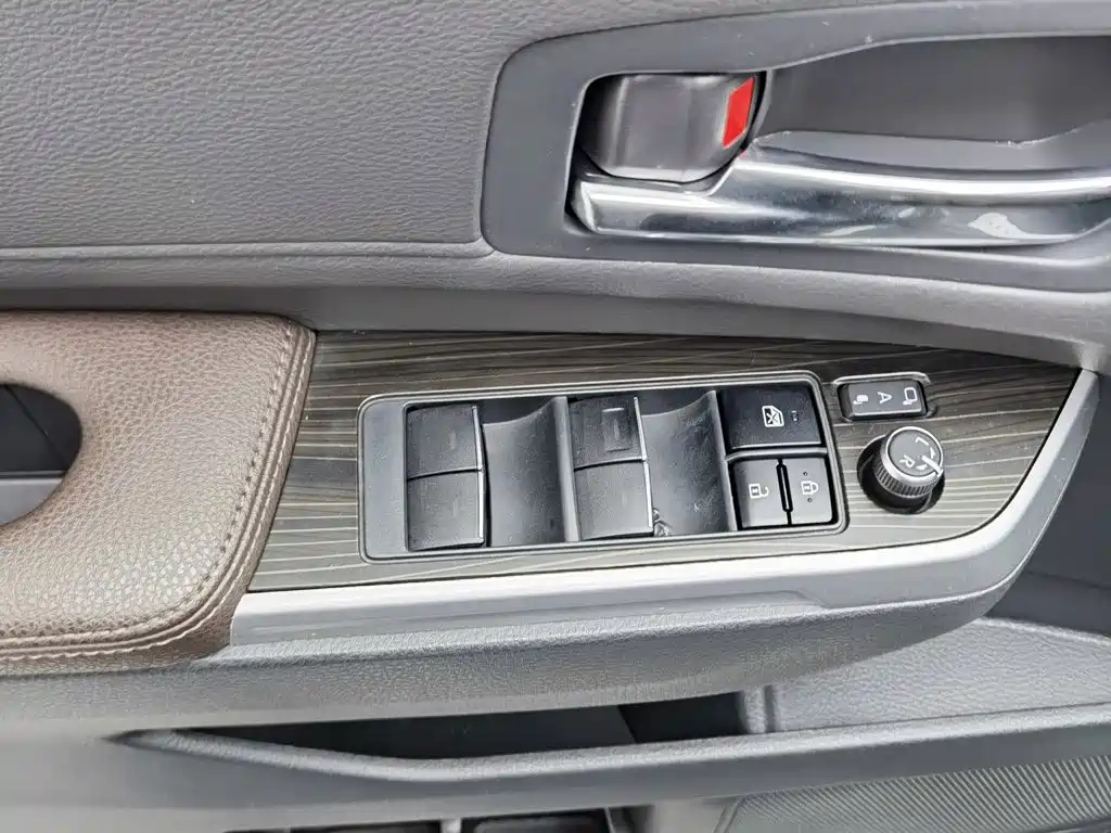 Toyota Granvia — фото 9