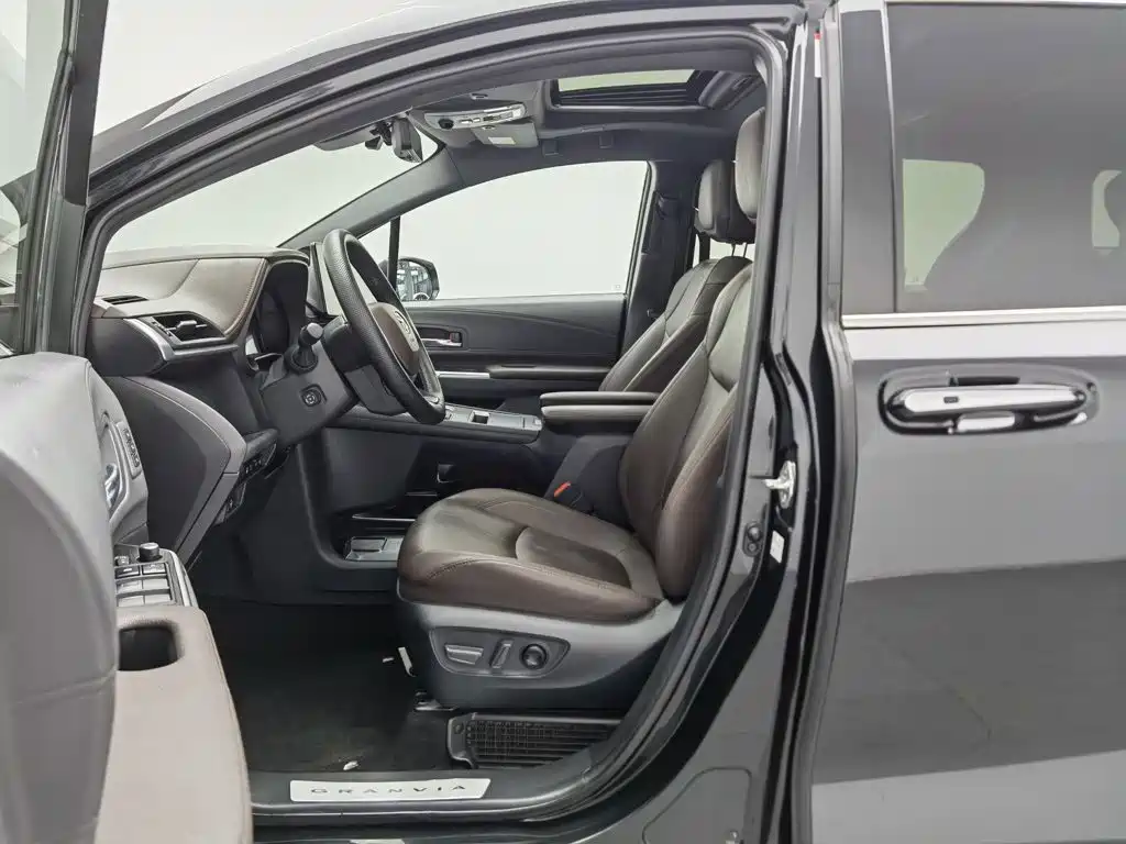Toyota Granvia — фото 10