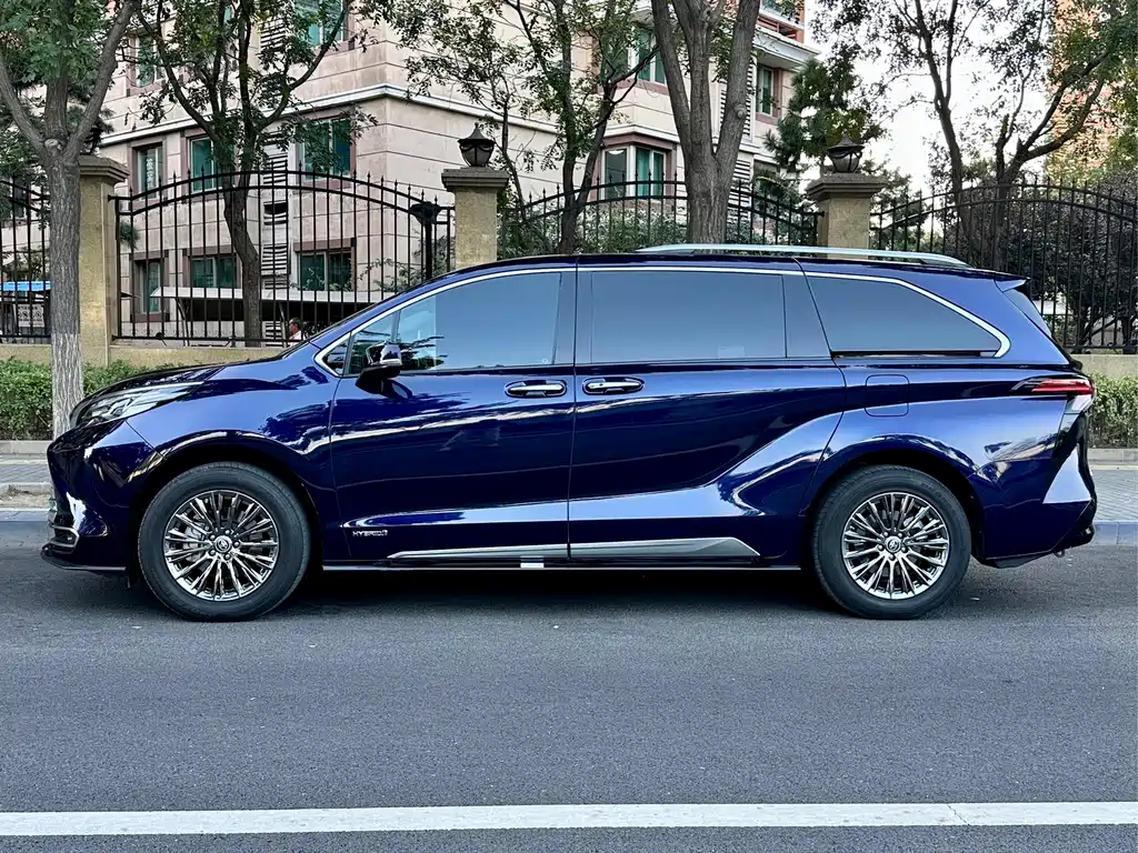 Toyota Sienna — фото 3