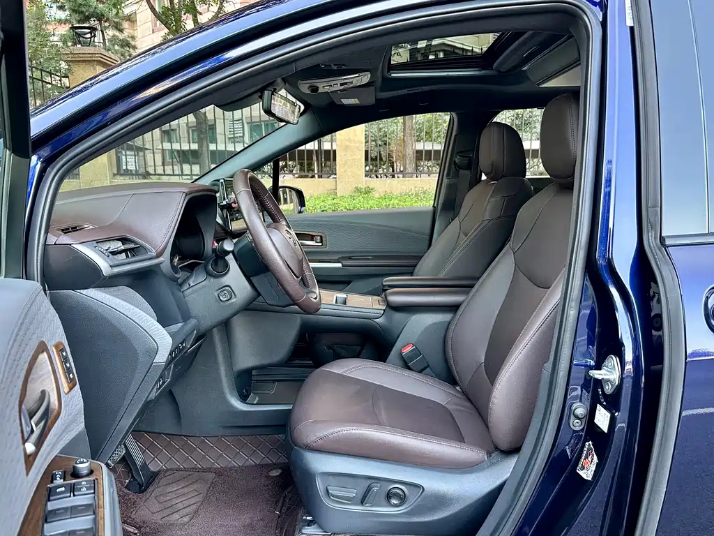 Toyota Sienna — фото 6