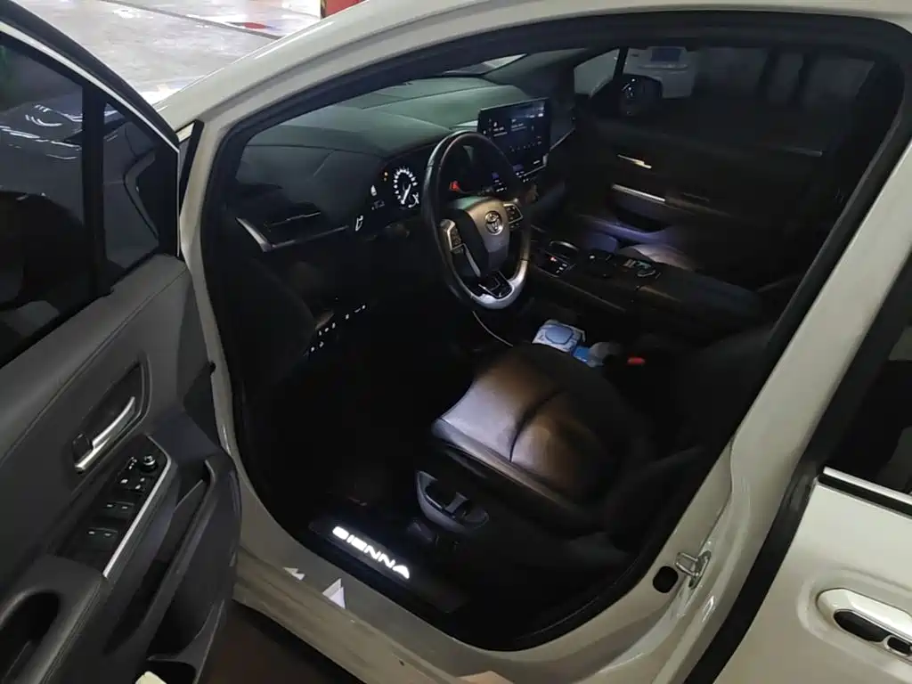 Toyota Sienna — фото 16