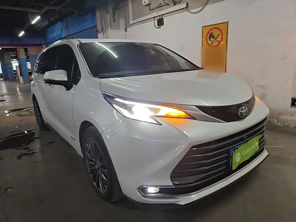 Toyota Sienna — фото 4