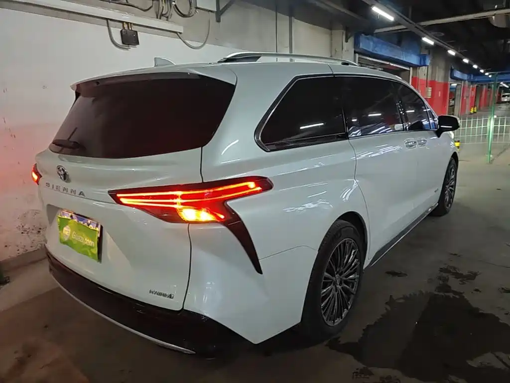 Toyota Sienna — фото 7