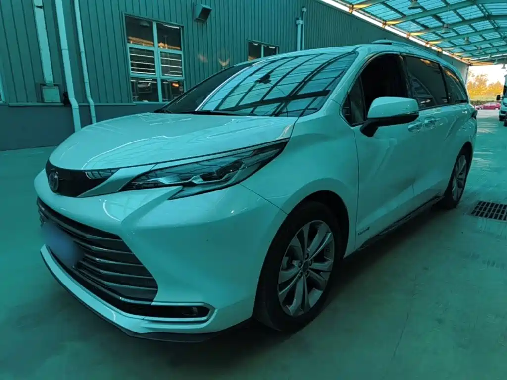 Toyota Sienna — фото 2