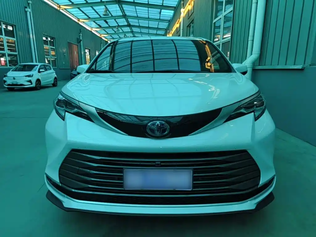 Toyota Sienna — фото 3