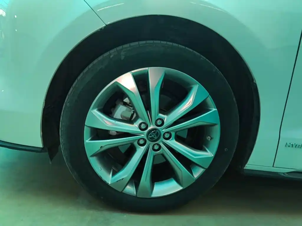 Toyota Sienna — фото 23