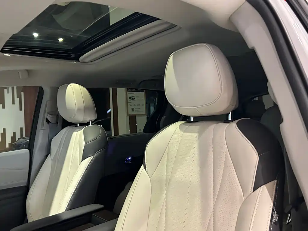 Toyota Granvia — фото 11